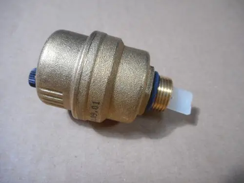 Remeha-Entlüfter in goldener Farbe, mit Gewinde und Kunststoffkomponente. Das Produkt zeigt eine glatte Oberfläche ohne aufgedruckte Maße.